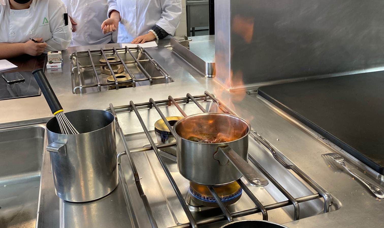 Cocineros de La Habitación Saludable trabajando en una cocina industrial de comedor escolar