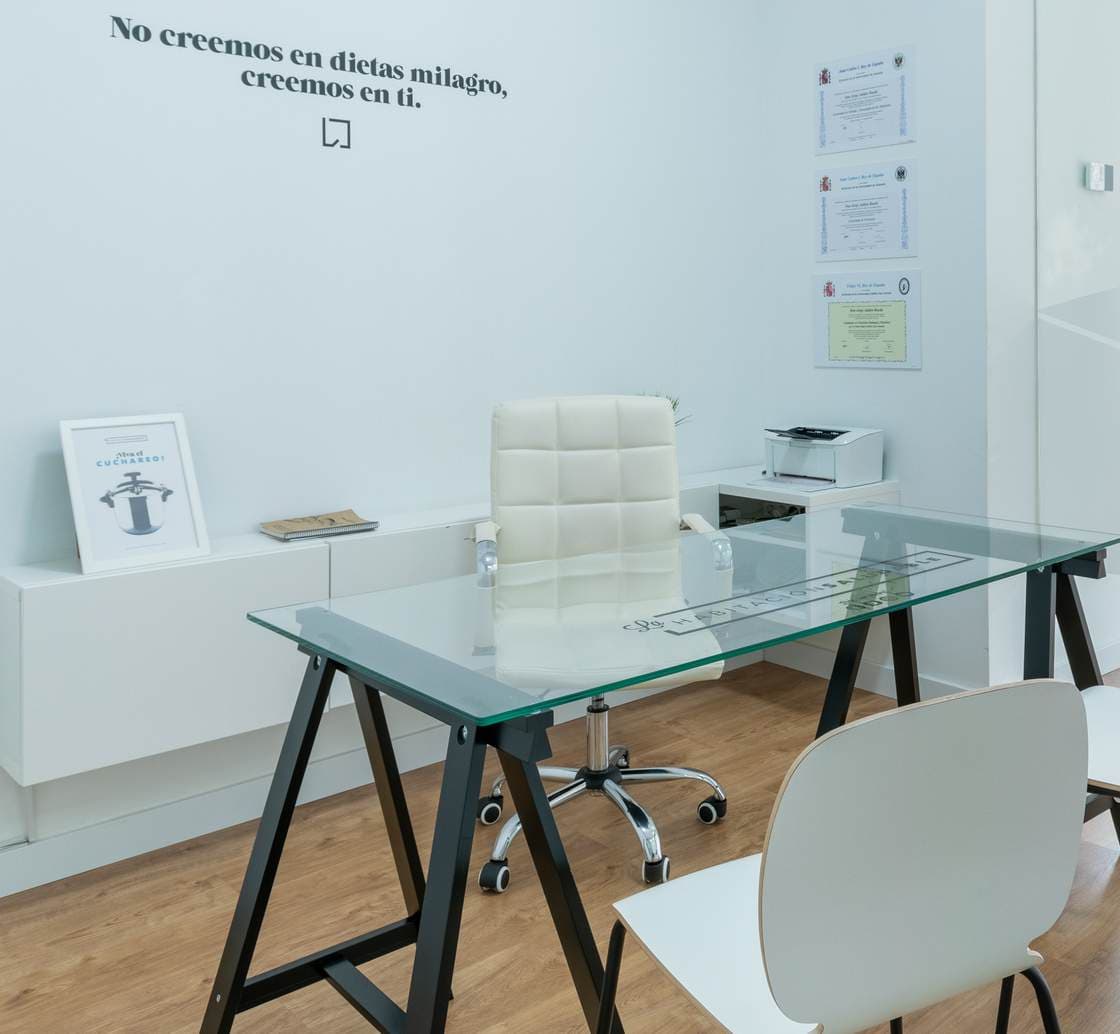 Despacho de consulta de La Habitación Saludable, con diplomas de colegiación en la pared y el lema 'No creemos en dietas milagro, creemos en ti'