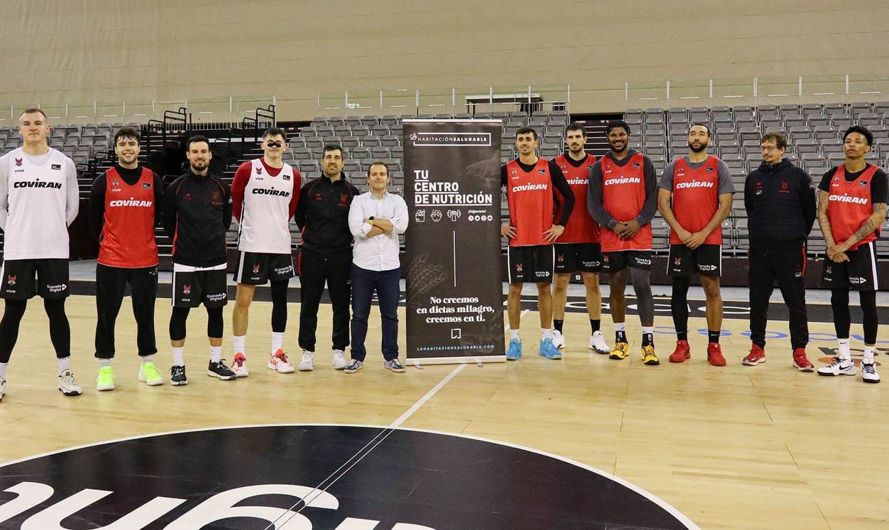 Equipo de baloncesto Covirán Granada junto a un fundador de La Habitación Saludable