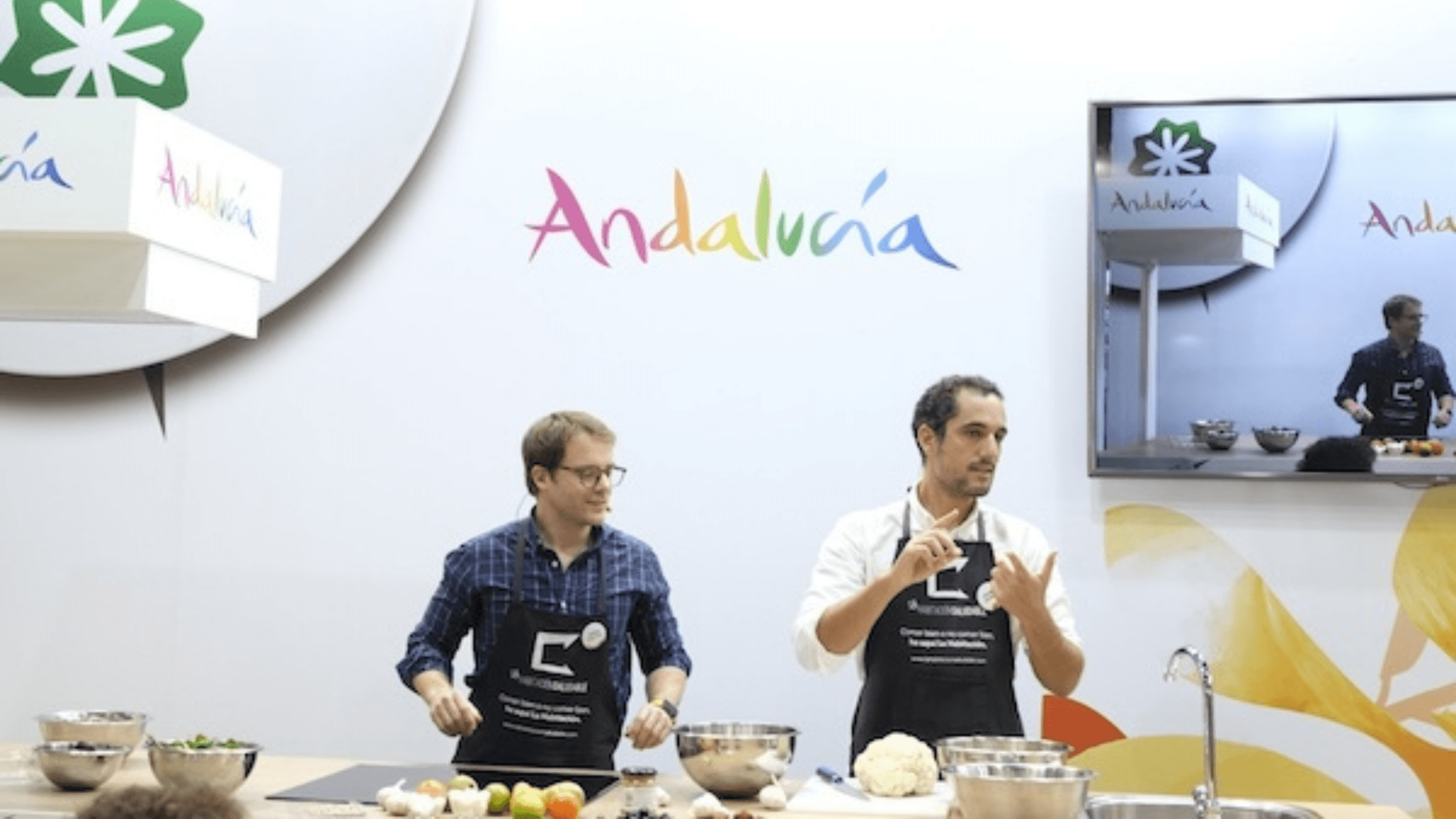 Jorge Jaldón y Carlos García, fundadores de La Habitación Saludable, dando un taller de cocina en directo en un stand de Andalucía