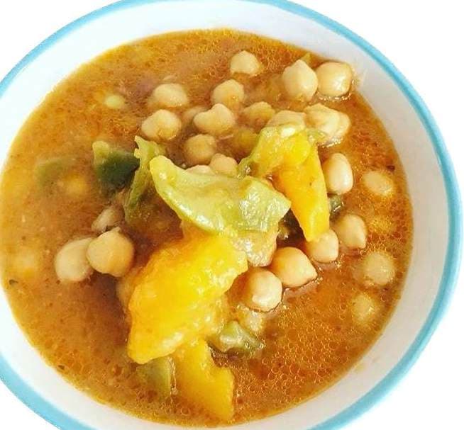 Plato de garbanzos con calabaza de menú de colectividades