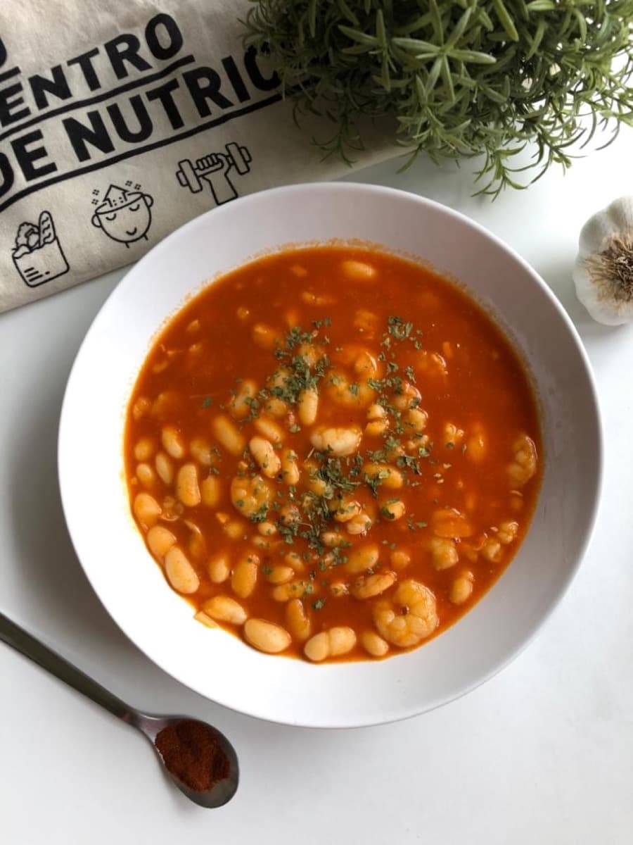 Foto de la receta Alubias con gambas y salsa de tomate