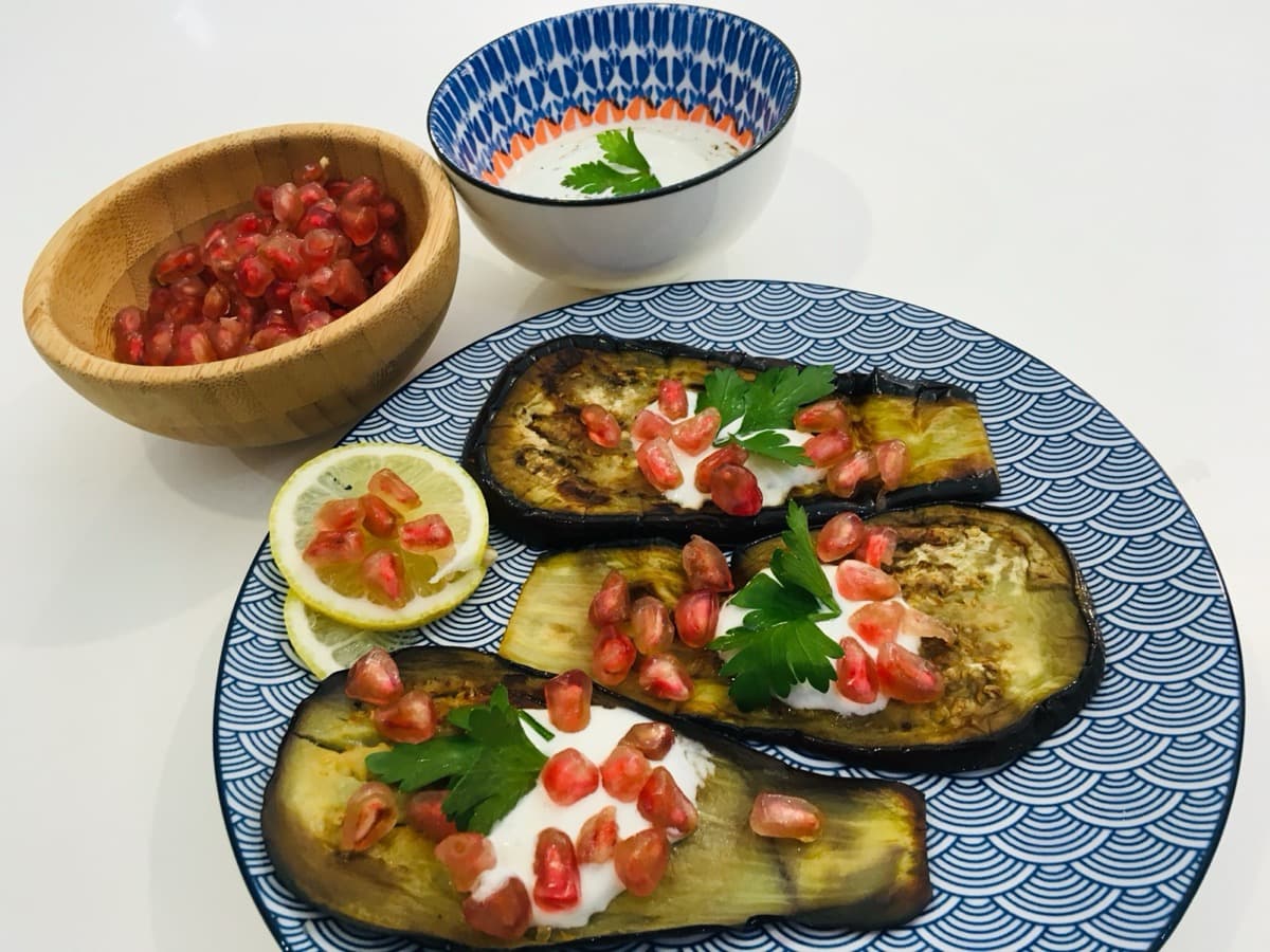 Foto de la receta Berenjenas a la plancha con salsa de yogur y granada
