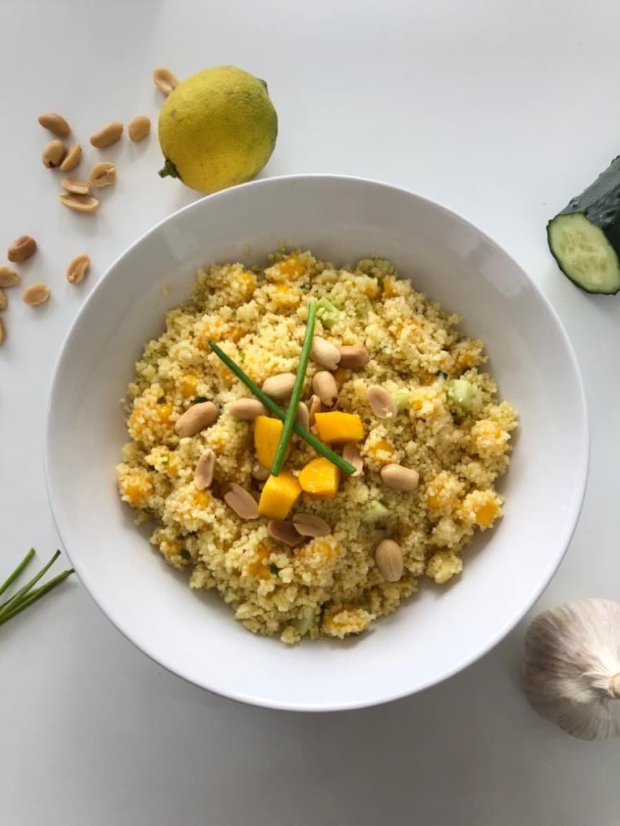 Foto de la receta Cuscús con pepino, mango y cacahuete