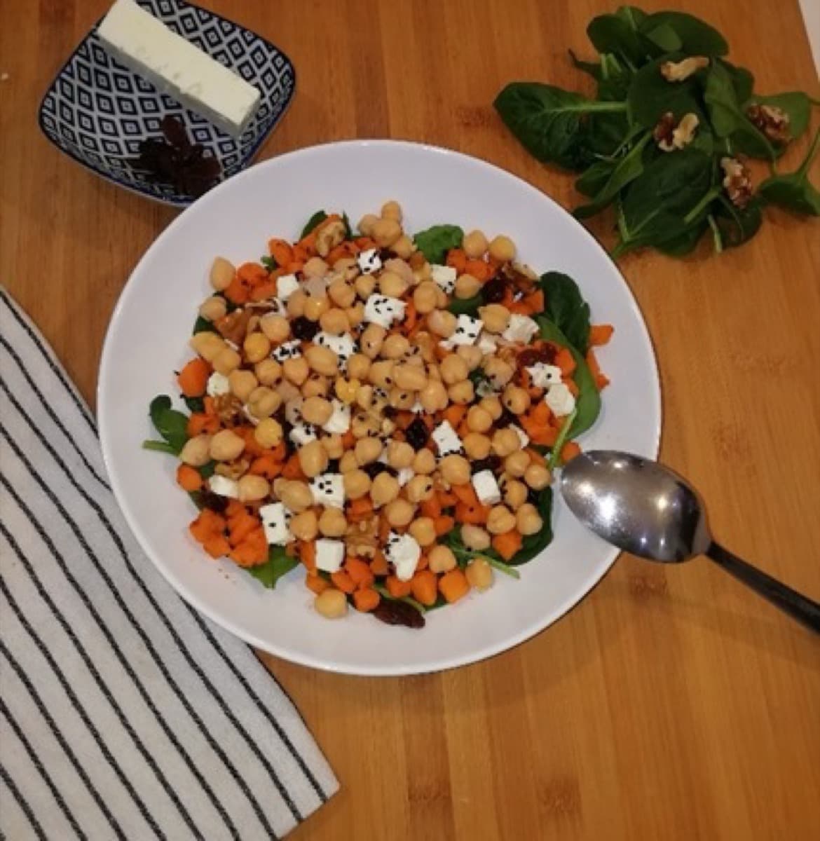 Foto de la receta Ensalada de garbanzos, queso feta y boniato