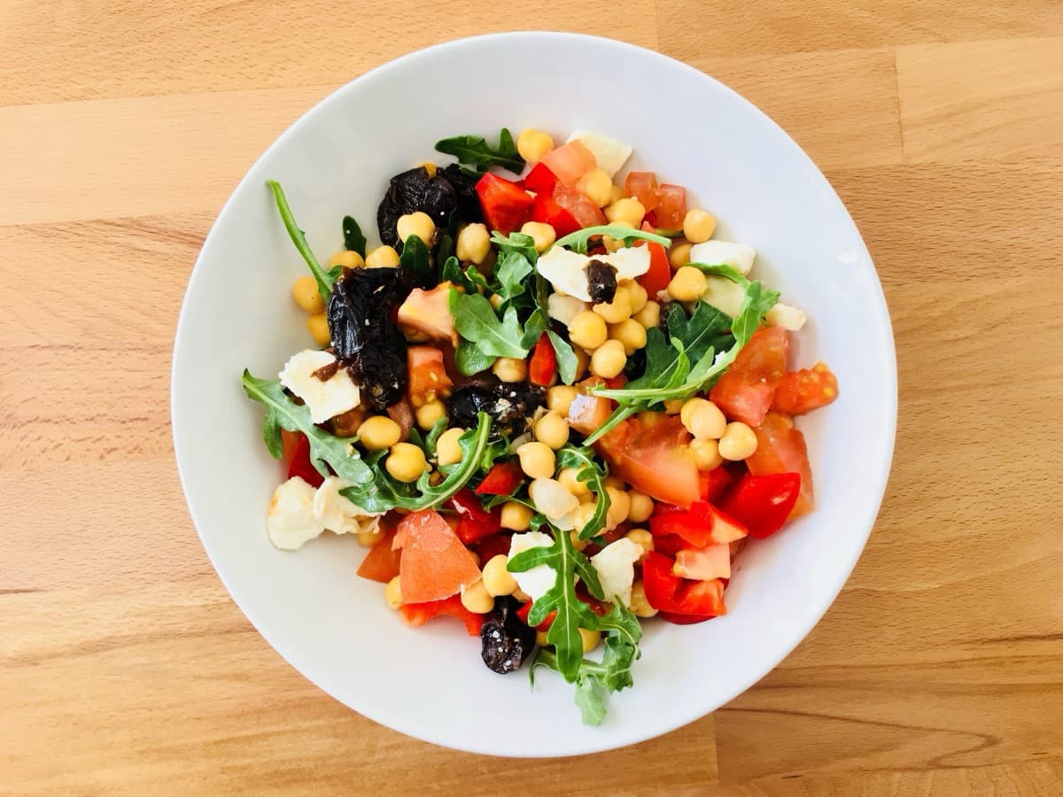 Foto de la receta Ensalada de Garbazos con rúcula y queso
