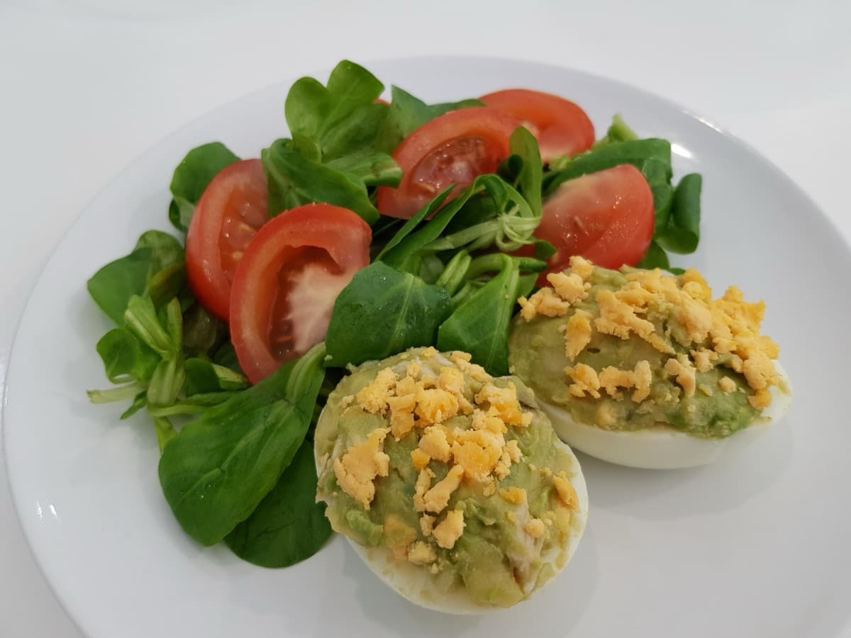 Foto de la receta Huevos rellenos de Aguacate, Manzana y Pavo