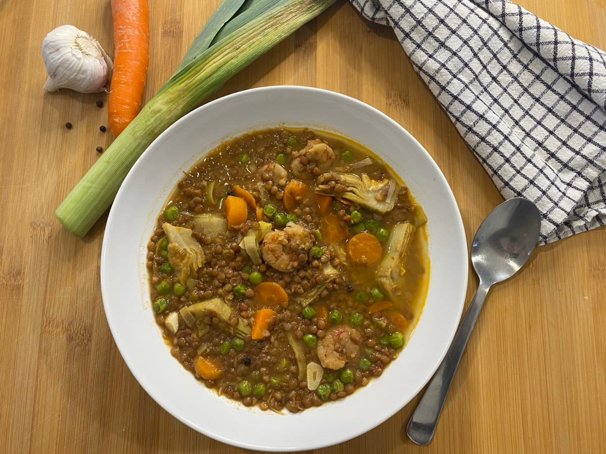 Foto de la receta Lentejas con gambones y alcachofas