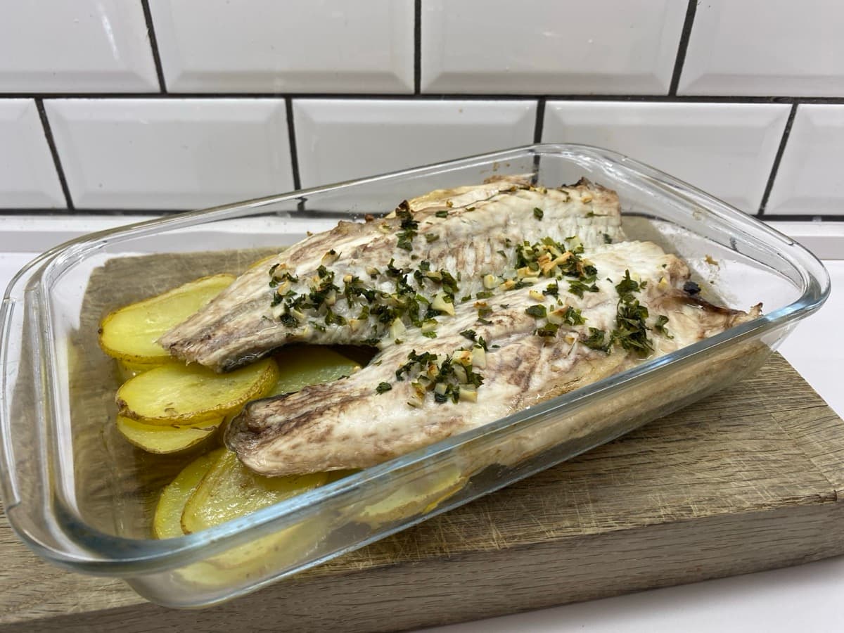 Foto de la receta Lubina con patatas al horno