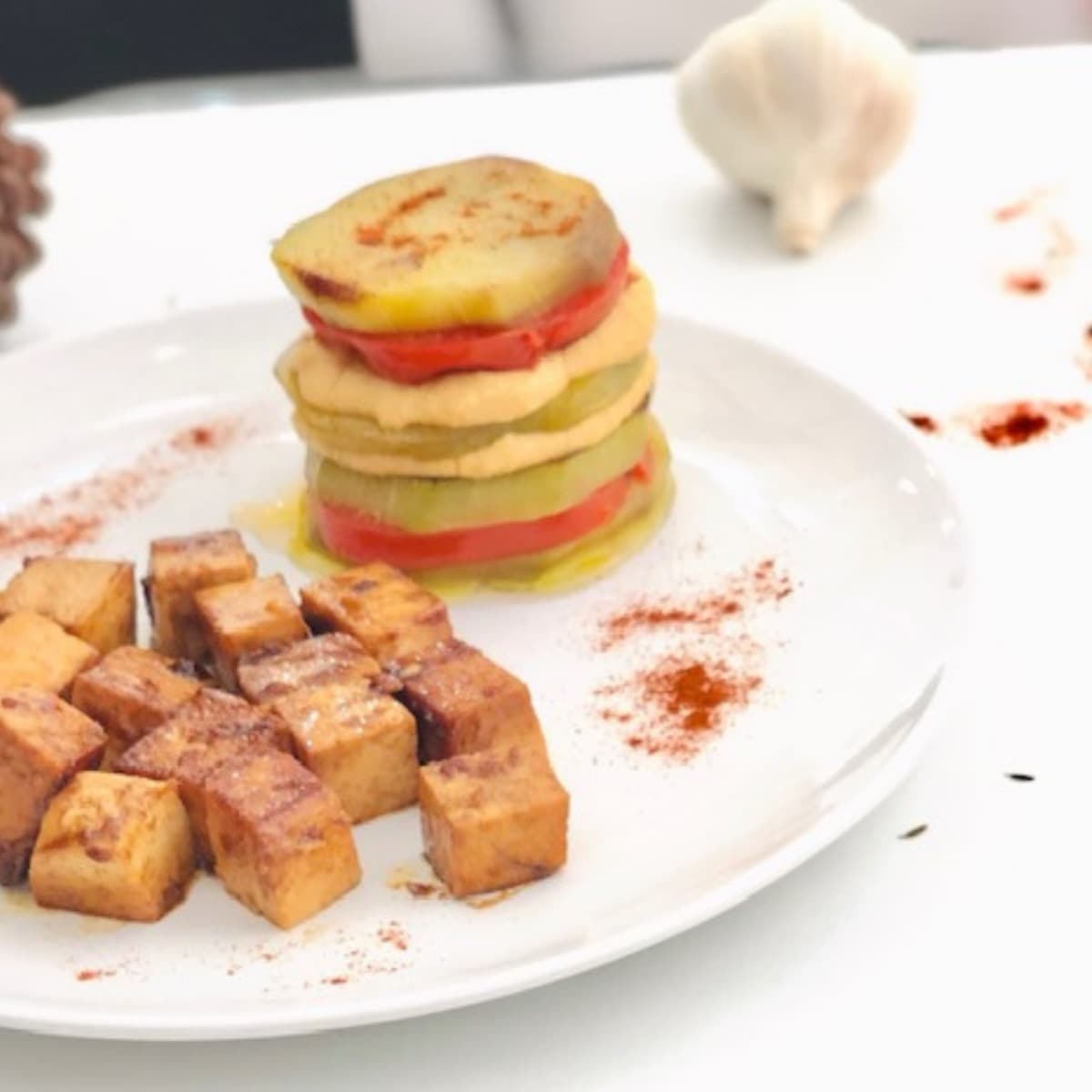 Foto de la receta Milhojas de berenjena con humus, tofu y salsa teriyaki
