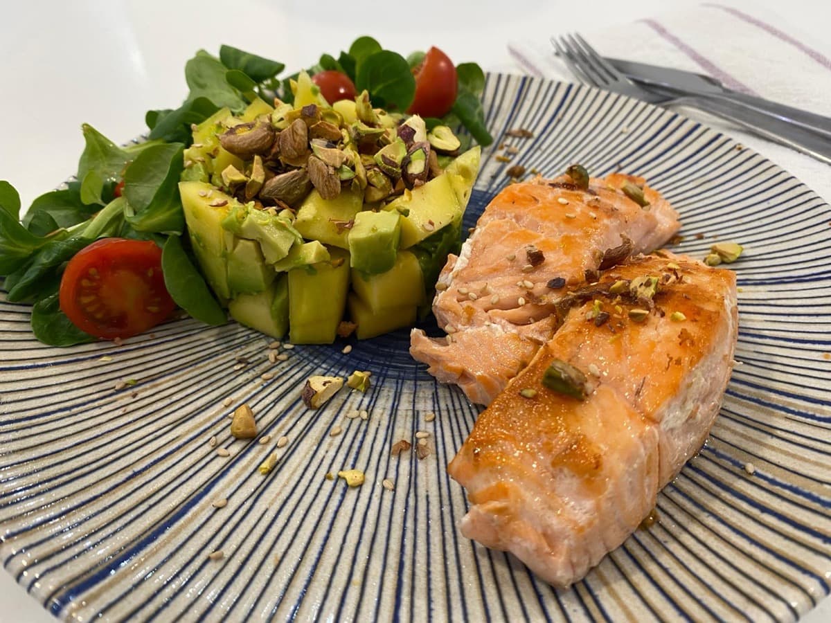 Foto de la receta Salmón con aguacate, mango y pistachos