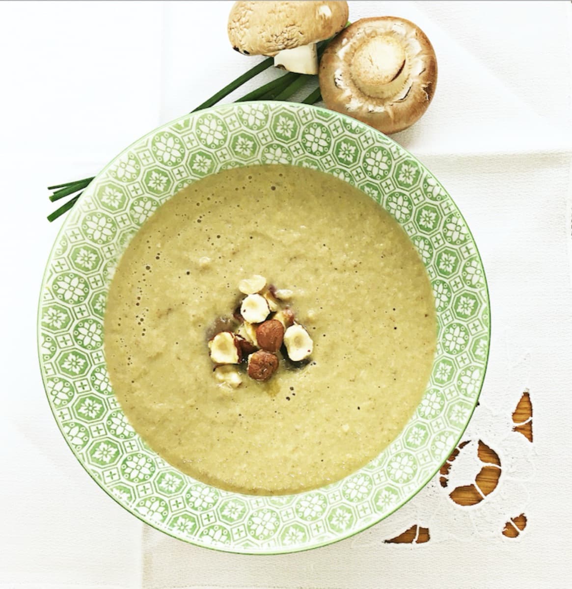 Foto de la receta Sopa de champiñones y avellanas