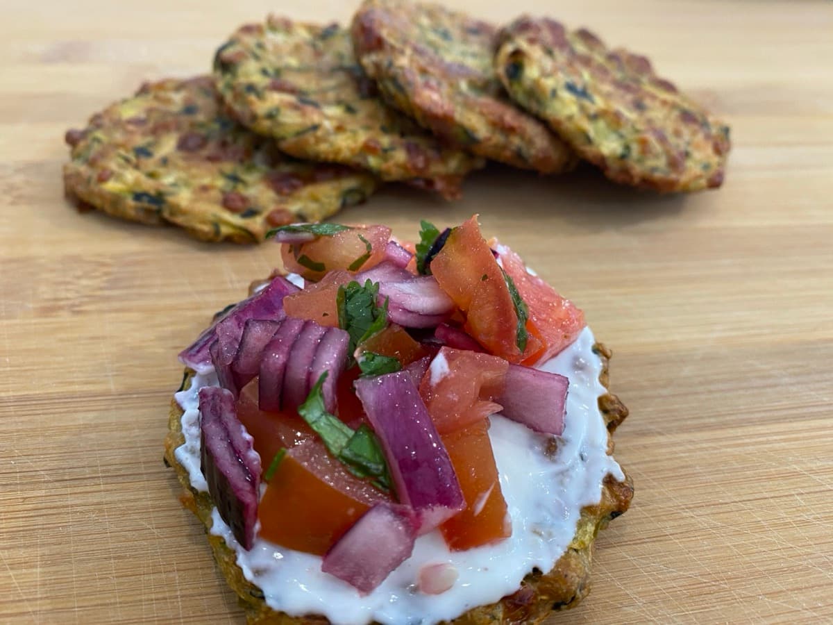 Foto de la receta Tortitas de calabacín con pico de gallo y salsa de yogur