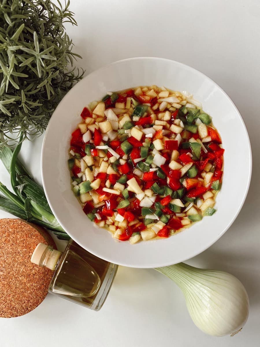 Foto de la receta Vinagreta de cebolleta, pimientos y manzana