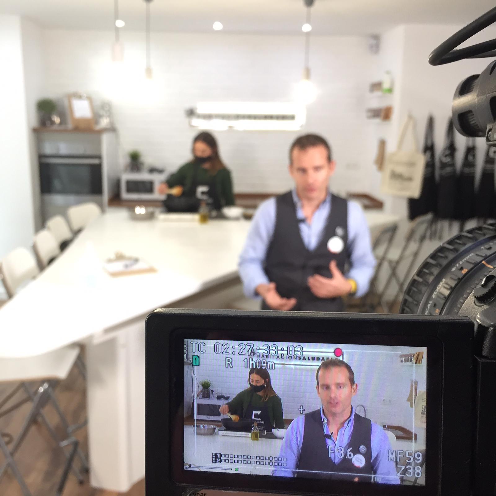 Backstage de una grabación de televisión en la cocina-estudio de La Habitación Saludable