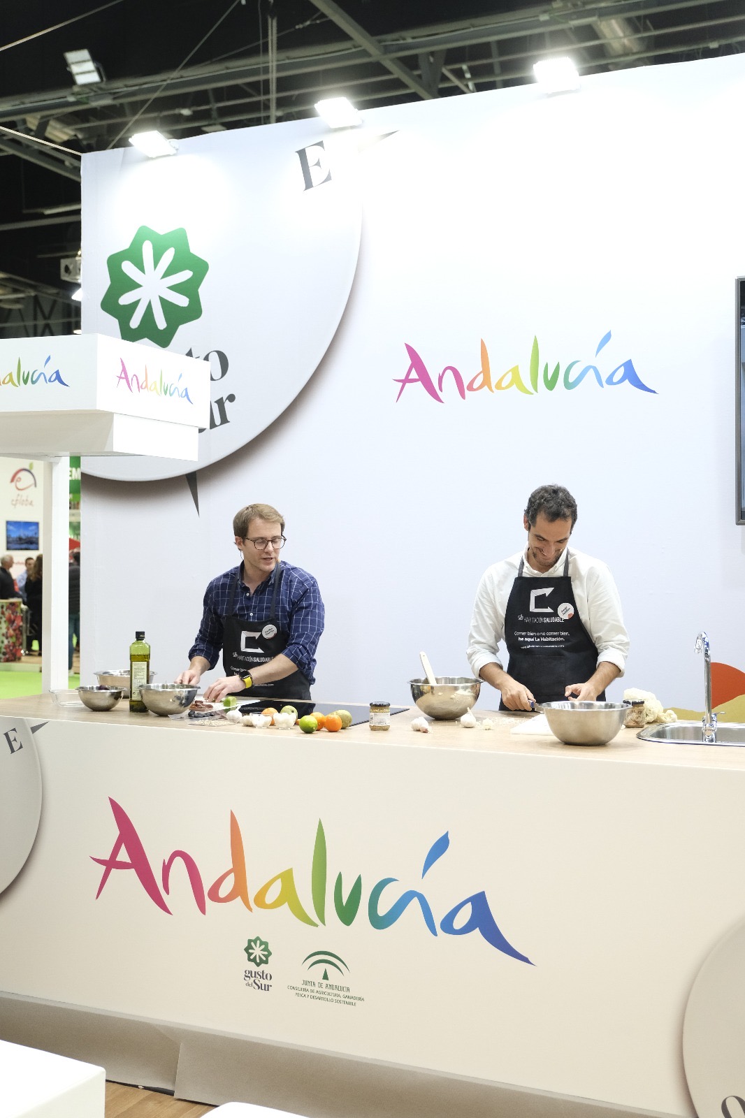 Showcooking de La Habitación Saludable en un stand institucional de la feria Gusto del Sur