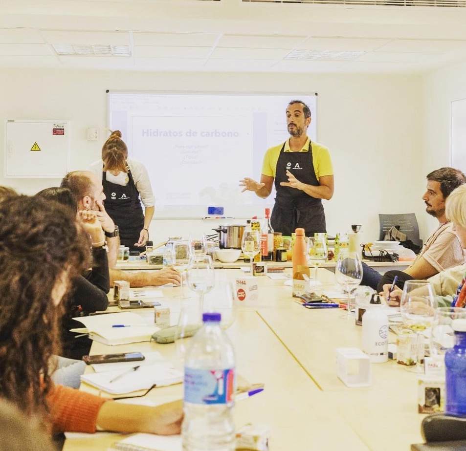 Formador de La Habitación Saludable explicando nutrición a empleados de una empresa