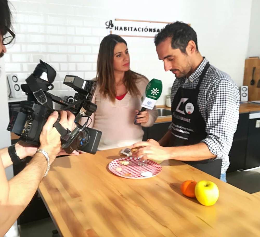 Fundador de La Habitación Saludable entrevistado por televisión en la cocina de la sede