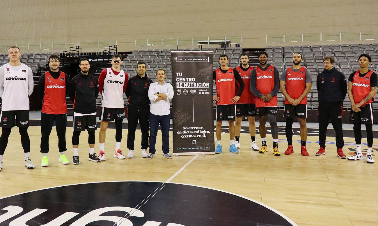 Equipo de baloncesto Covirán Granada junto a un fundador de La Habitación Saludable
