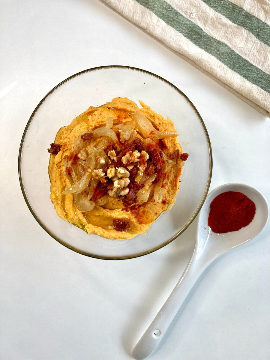Foto de la receta Hummus con cebolla caramelizada y tomate seco