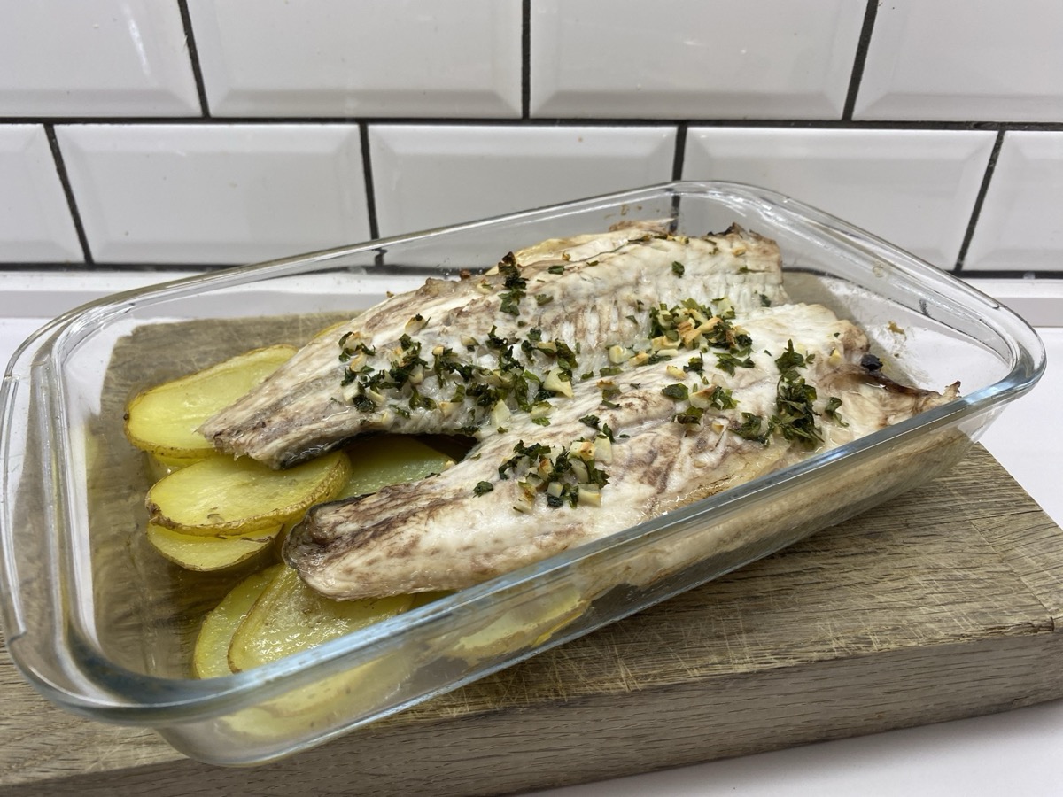Foto de la receta Lubina con patatas al horno