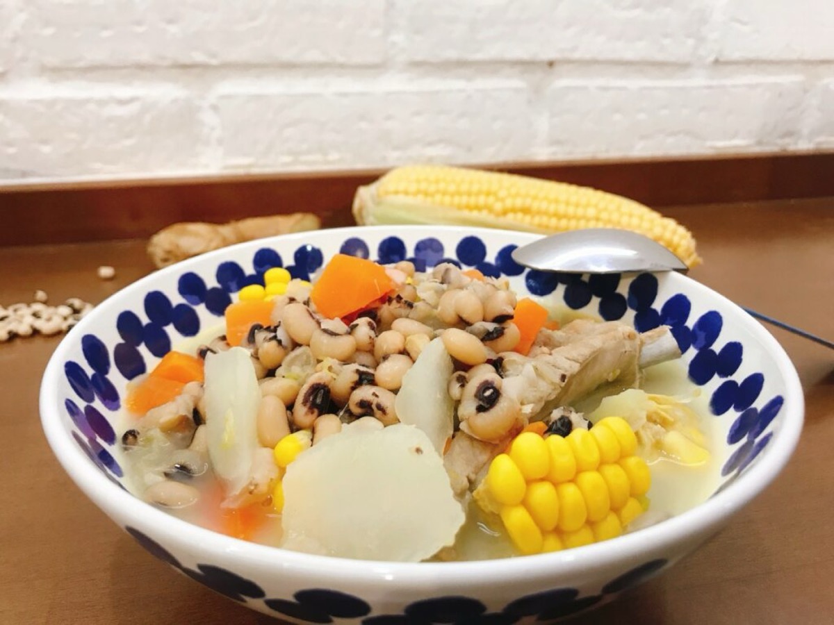 Foto de la receta Potaje de alubias ojo negro con costillas