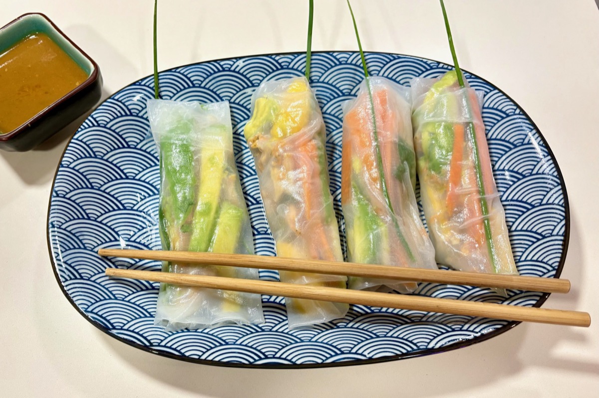 Foto de la receta Rollitos vietnamitas de mango, aguacate y zanahorias. 
