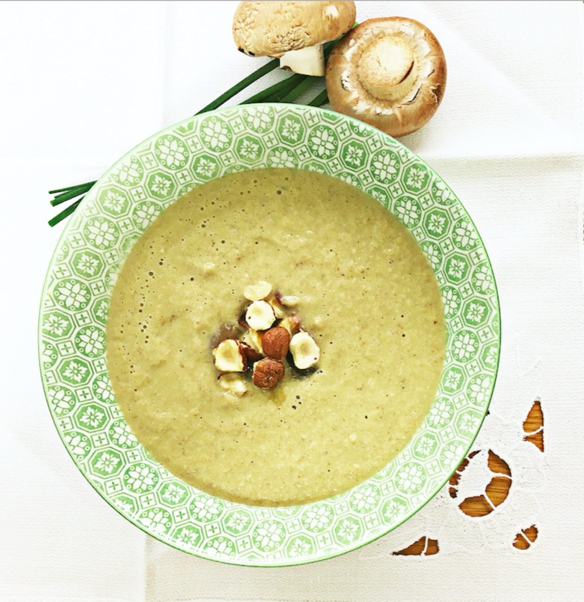 Foto de la receta Sopa de champiñones y avellanas