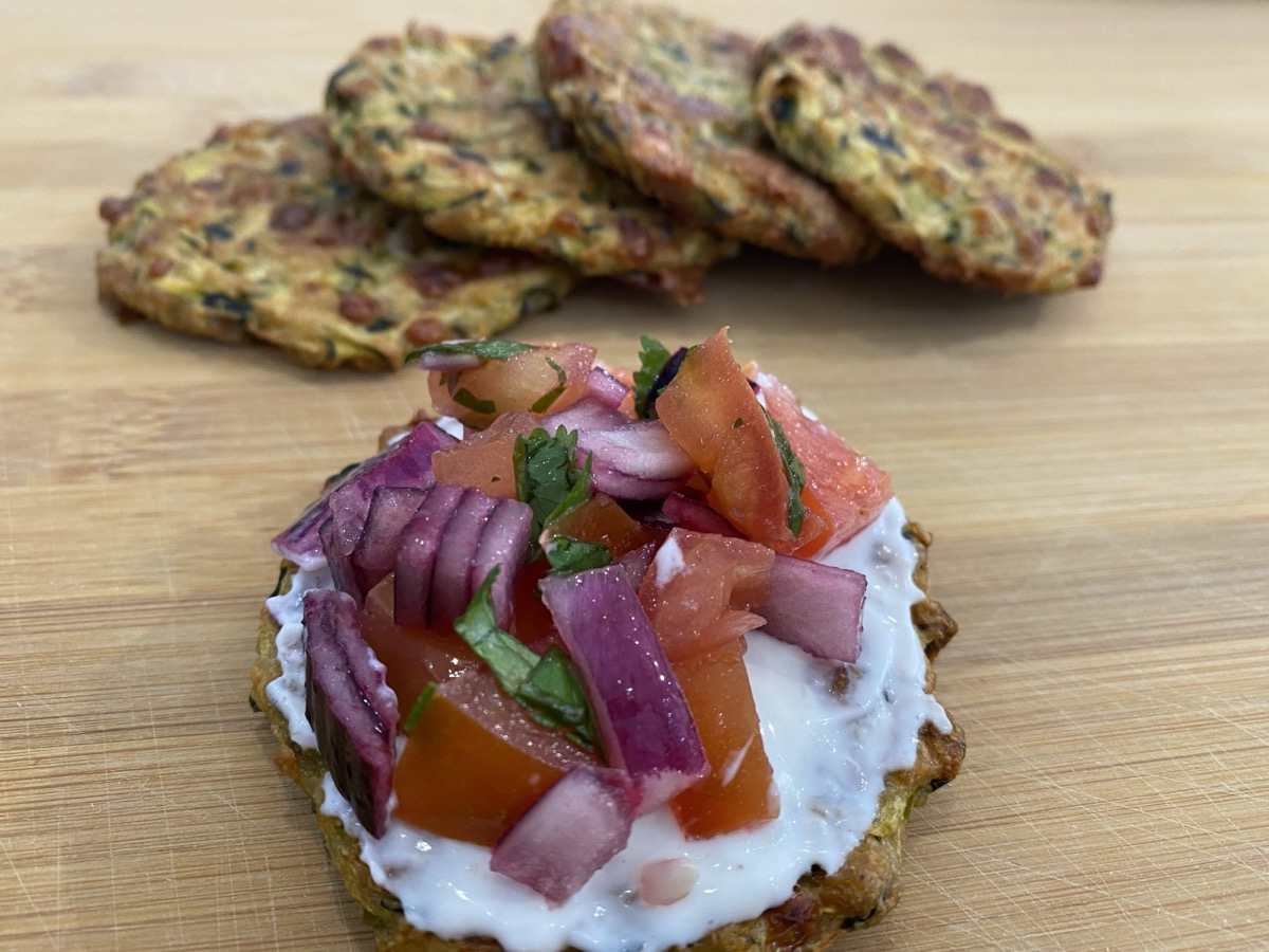 Foto de la receta Tortitas de calabacín con pico de gallo y salsa de yogur