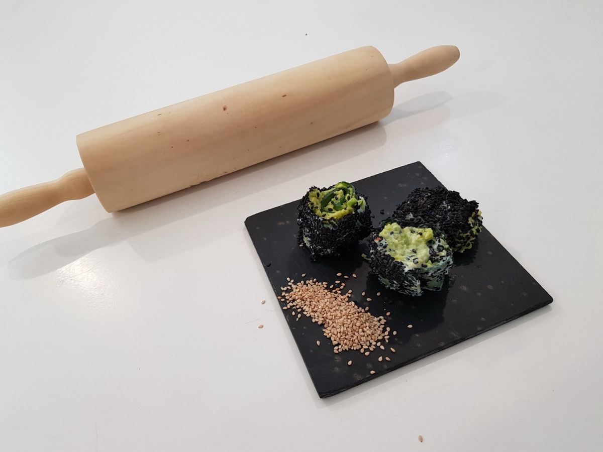 Foto de la receta Uramakis de calabacín y aguacate
