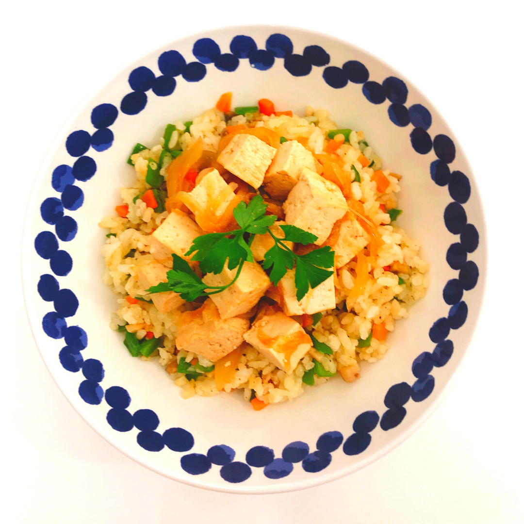 Arroz con tofu encebollado