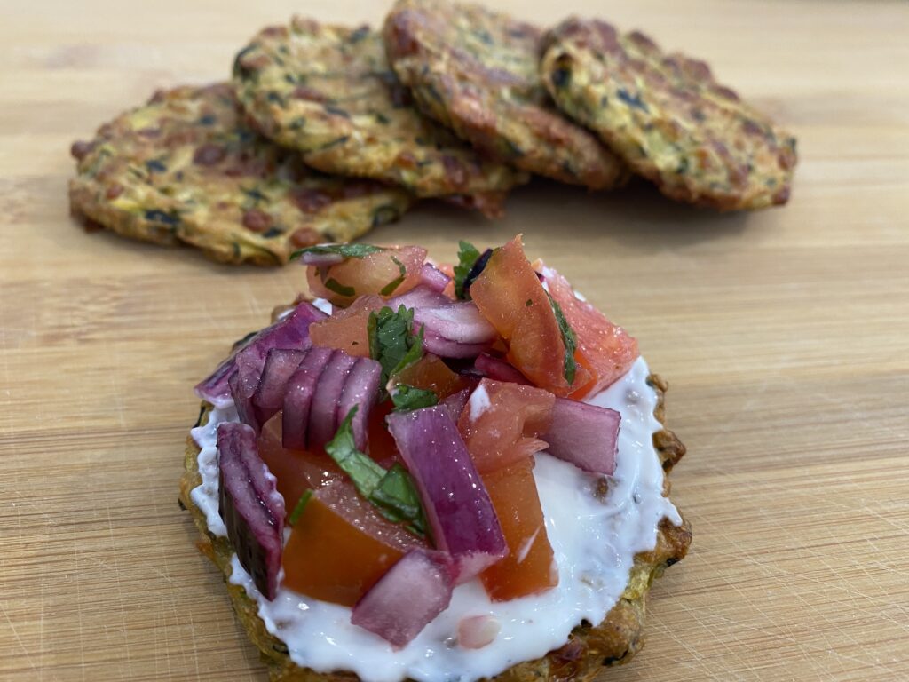 Tortitas de calabacín con pico de gallo