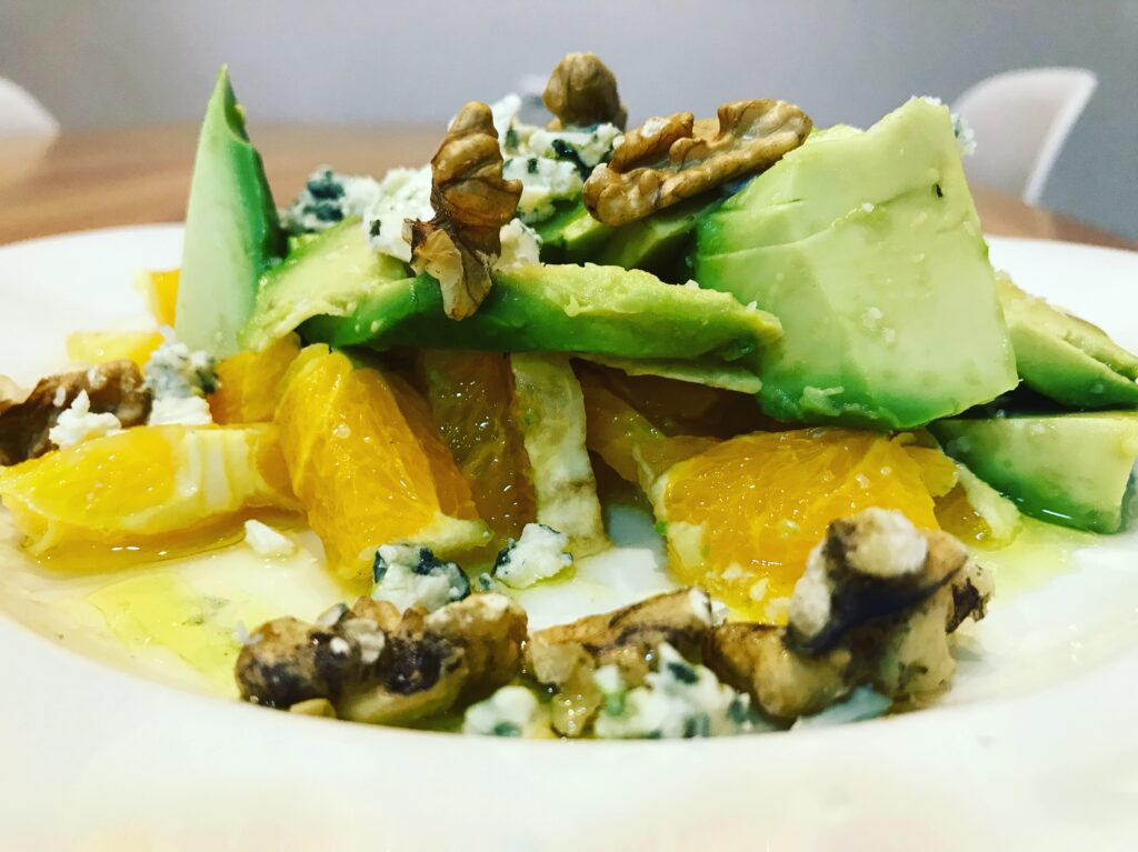 Ensalada de naranja, aguacate y queso azul