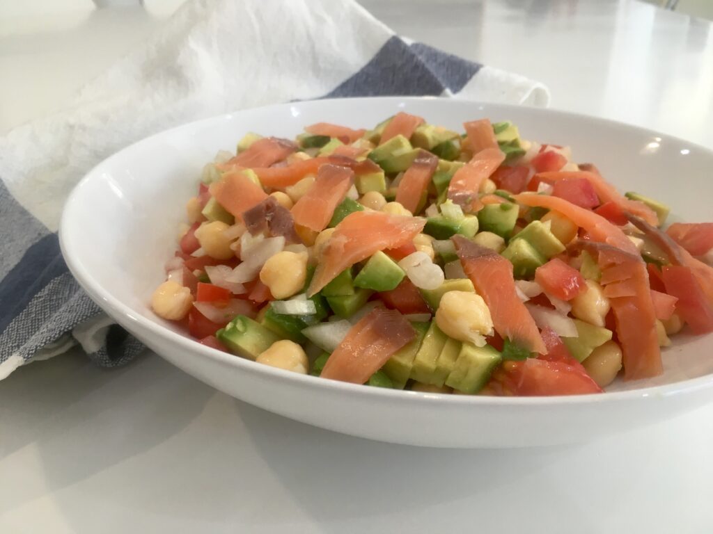 Ensalada de garbanzos con salmón