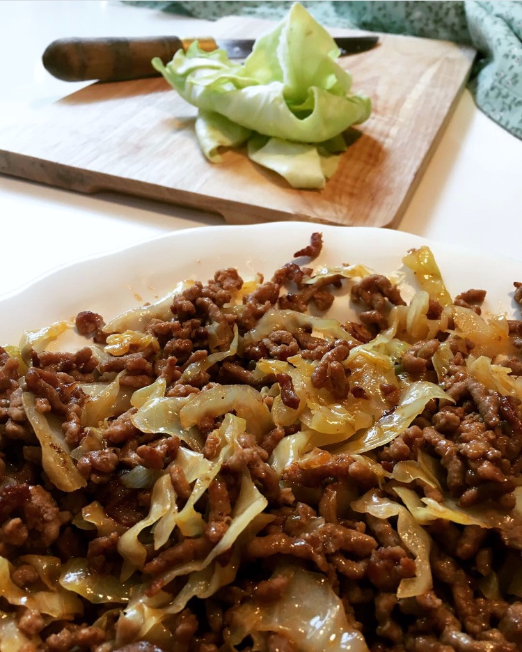 col rehogada con carne picada