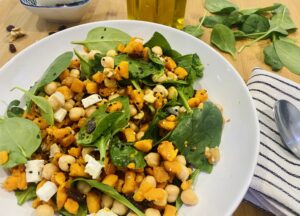 Ensalada tibia de garbanzos, bonato y queso feta