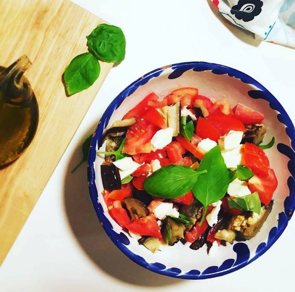 ensalada de tomate y berenjena asada