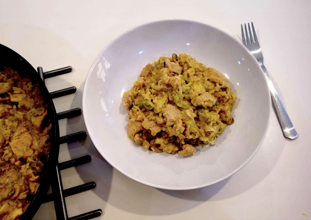 Arroz con pollo, puerro y champiñones